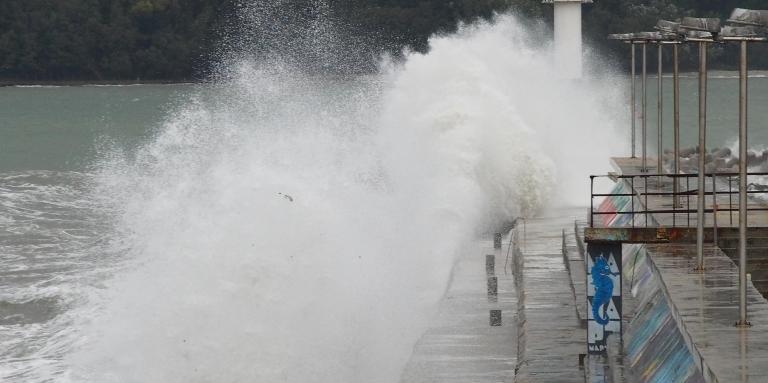 Бурен вятър затвори пристанищата в Бургас